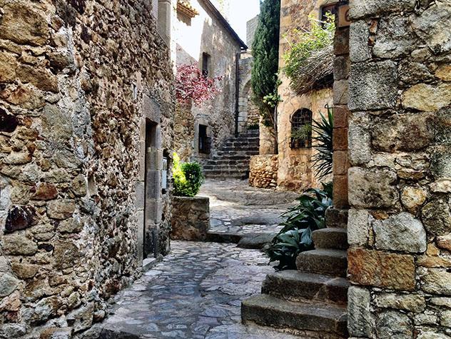 Calles empedradas de Pals, ruta por la Costa Brava, Cataluña por carretera