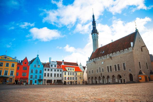 Plaza del Ayuntamiento, Tallin, Estonia © Skreidzeleu / Shutterstock