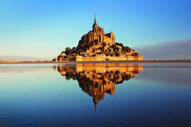 La isla-comuna y la abadía de Mont St-Michel, Normandía, Francia © Kanuman / Shutterstock