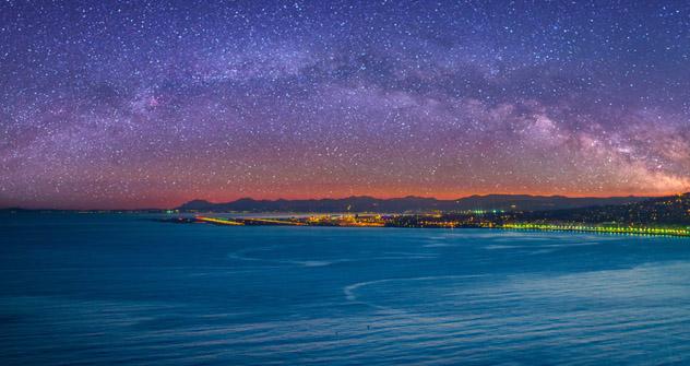 Noche estrellada sobre Niza, Provenza, Francia © Olena Z / Shutterstock