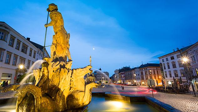 Fuente de estilo barroco en Olomouc, Moravia