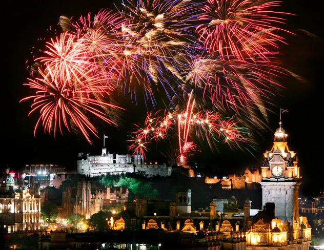 Fuegos artificiales de Año Nuevo en Edimburgo. 