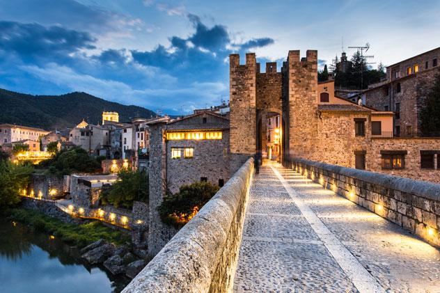 Puente románico de Besalú. © Inmedia