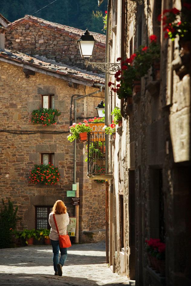 Fotografiando el pueblo de Rupit. © Oriol Clavera