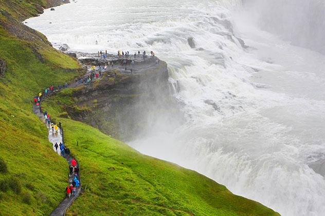 Desde el aparcamiento hay un corto trecho hasta Gullfoss, uno de los referentes geográficos de Islandia © Jiri Vavricka/Shutterstock.