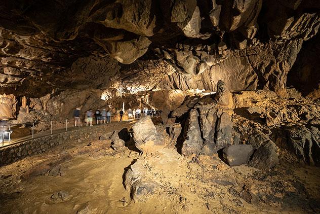 Disfrutar de la música en la cueva de Baradla, una sala de conciertos impresionante en Aggtelek, Hungría