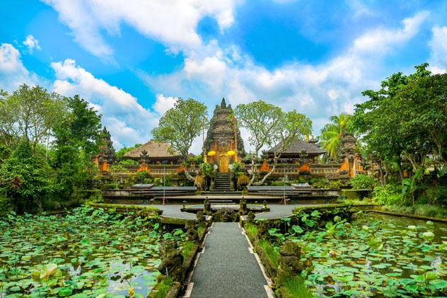 Los ubicuos templos de Ubud realzan el ambiente espiritual de la ciudad, Bali, Indonesia © Sytilin Pavel / Shutterstock