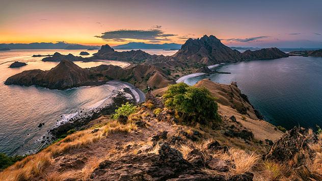 La isla de Padar ofrece algunas de las vistas más bellas de todo el Parque Nacional de Komodo, Indonesia © Kongkrit Sukying / Getty Images