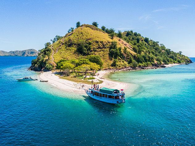 ​​​​​​​La única forma de llegar al Parque Nacional Komodo es en barco, Indonesia © Arwin Adityavarna / Shutterstock