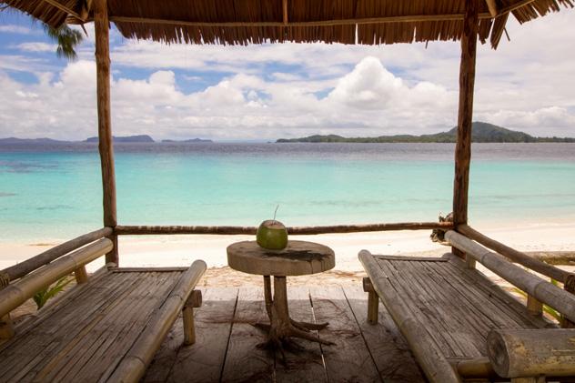 Choza en la playa, Raja Ampat, Indonesia © Raffaella Galvani / Shutterstock