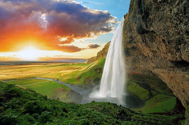 Vistas espectaculares de la cascada de Seljalandsfoss, Islandia