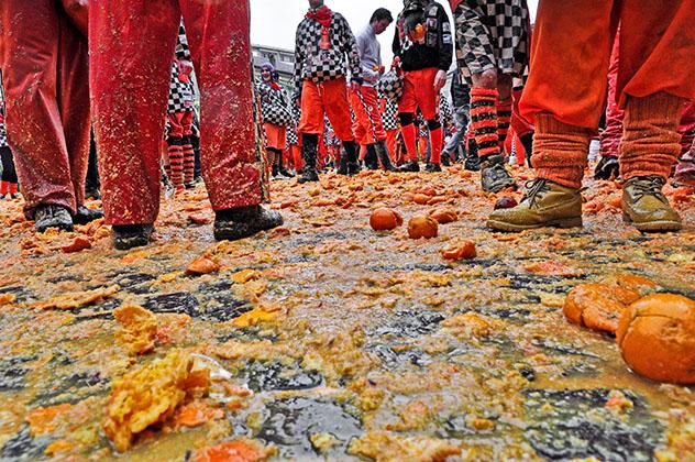 Fiesta en Ivrea, el carnaval de Ivrea, Italia