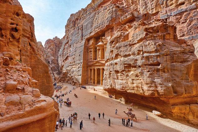 El Tesoro (Al Khazneh), tallado en la roca de la mágica y ancestral Petra, Jordania © Truba7113 / Shutterstock