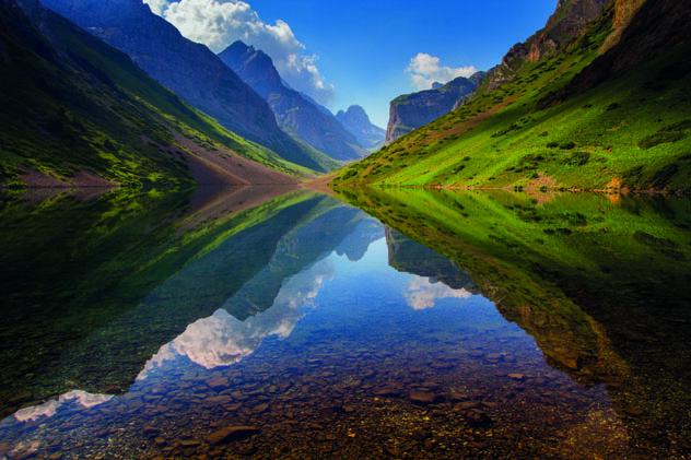 El lago Köl-Tör ocupa un magnífico terreno montañoso, Kirguistán © Anton Agarkov / 500px