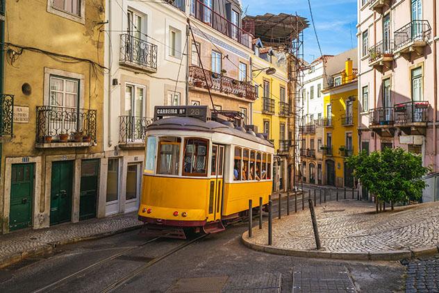 Subir a un tranvía en Lisboa