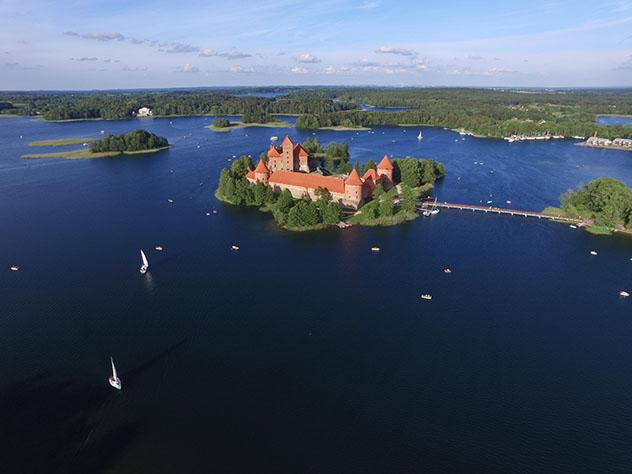 Vista aérea del castillo-isla de Trakai, Lituania © Audrius Merfeldas / Shutterstock