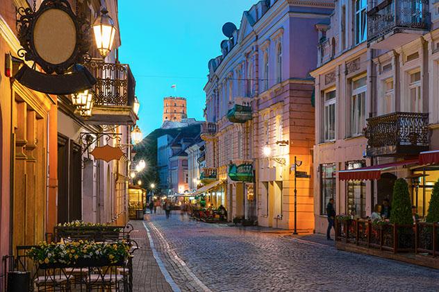 Noche en el centro histórico de Vilna, Lituania © Roman Babakin / Shutterstock