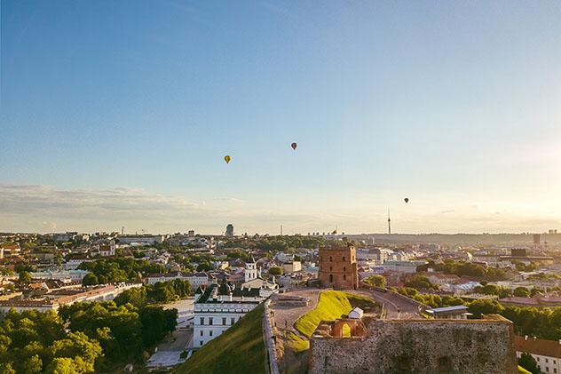 Una vista de Vilna con globos aeroestáticos en el cielo, sobre el cerro Gediminas, Lituania © A. Aleksandravicius / Shutterstock