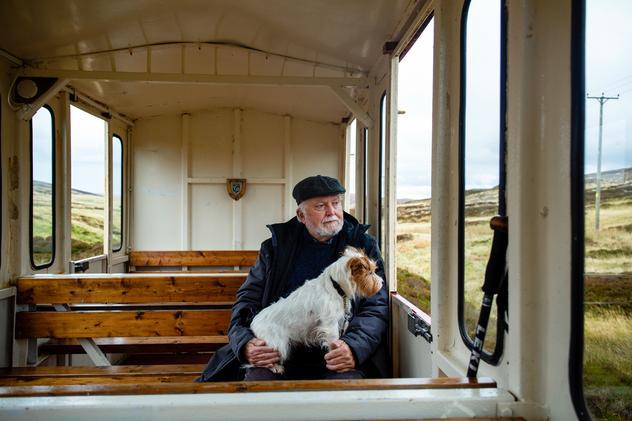 Haciendo amigos en el ferri hacia Wanlockhead. © Emily Macinnes/LonelyPlanet