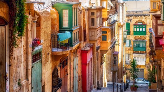 Casas señoriales maltesas, muy bien adornadas, flanquean las calles de La Valeta, Capital Europea de la Cultura en el 2018 © liseykina / iStockphoto / Getty Images