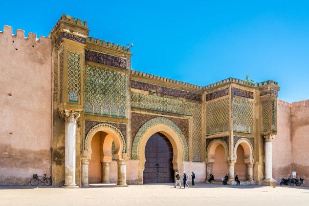 La fachada dorada de Bab el-Mansour bañada por el sol, Mequínez, Marrueco © milosk50_Shutterstock