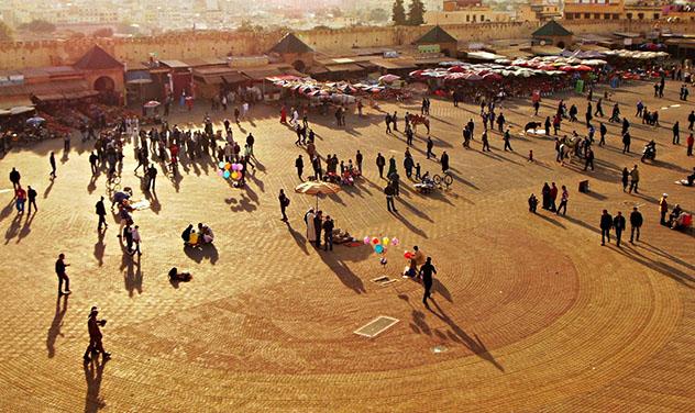 Mequínez, Marruecos: plaza El Hedim al atardecer