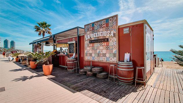 La Deliciosa Beach Bar en la playa de la Barceloneta, Barcelona