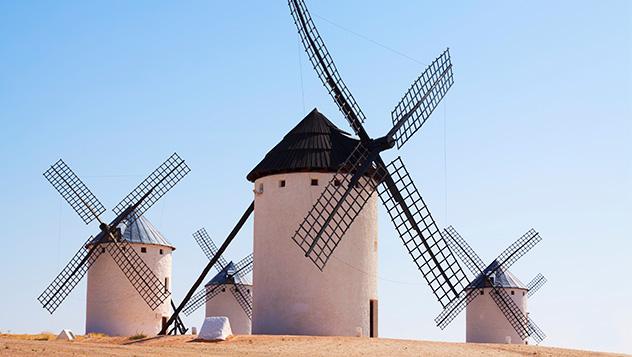 Vista de los molinos de viento en el Campo de Criptana