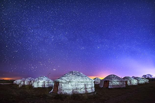 Cielo oscuro: domir bajo las estrellas en una yurta en Mongolia