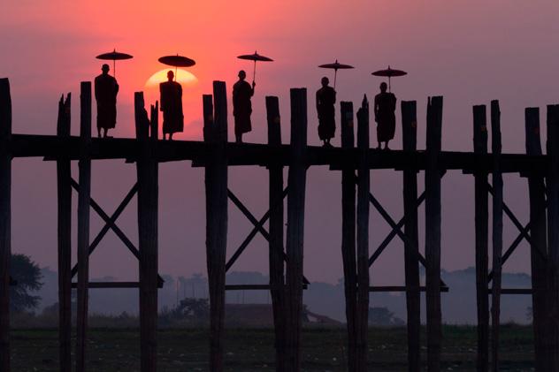 Monjes en el puente U Bein al atardecer, Myanmar © Mint Images Art Wolfe / Getty Images