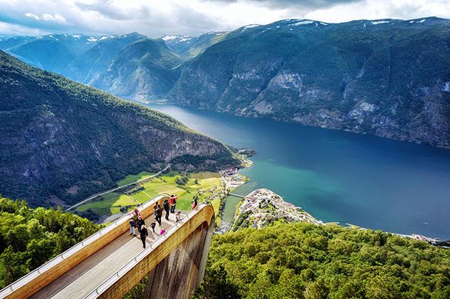 Vistas espectaculares desde el mirador de Stegastein, Aurlandsfjord, Noruega