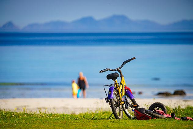 Ir en bicicleta por pequeñas playas de las islas Lofoten, Noruega