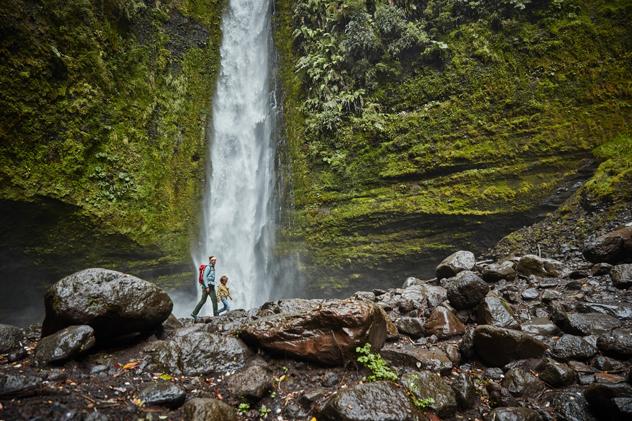 Paseando por las cascadas de la Patagonia. © Alamy