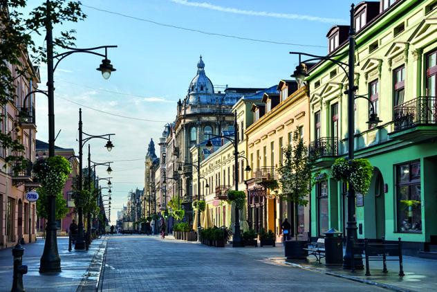 Una mañana soleada en la calle Piotrkowska, en Łódź, Polonia © Avillfoto / Shutterstock