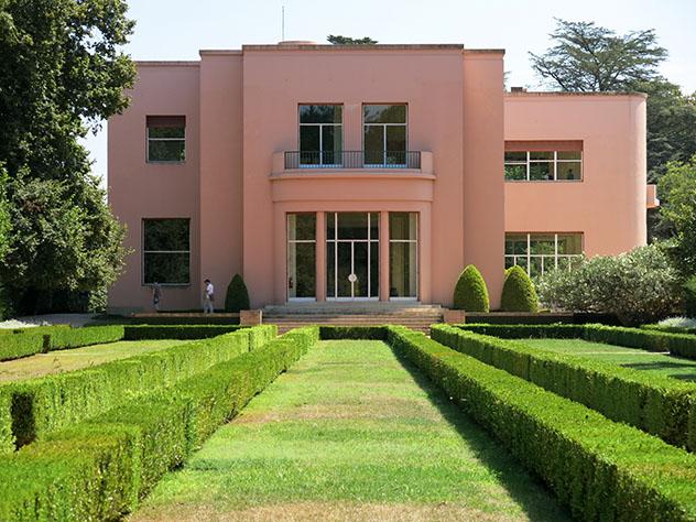 Fundação Serralves, Oporto, Portugal © TasfotoNL / Shutterstock