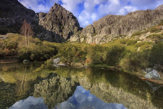 Picos escarpados y un lago glacial en el Parque Natural da Serra da Estrela, Portugal © ARoxo / Getty Images