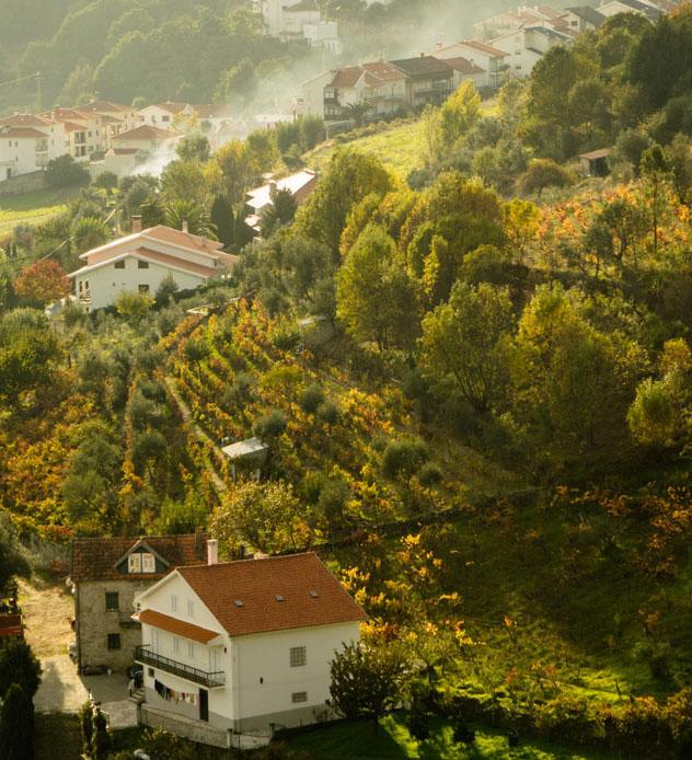 La soleada y montañosa Manteigas, Serra da Estrela, Portugal © Wu Swee Ong / Getty Images