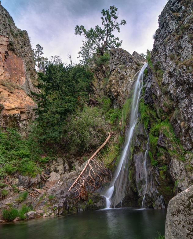 El bello paisaje de Poço do Inferno se puede explorar con la red de rutas Trilhos Verdes, Serra da Estrela, Portugal © homydesign / Shutterstock