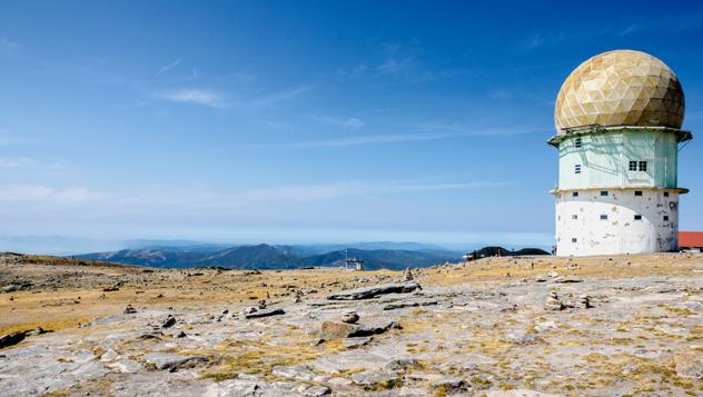 Estación radar en la Torre, el punto más alto de Portugal continental, Serra da Estrela © Arako Space / Shutterstock