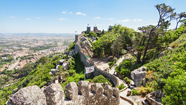 El cimero Castelo dos Mouros, en Sintra, se construyó en los ss. VIII y IX © saiko3p / Shutterstock