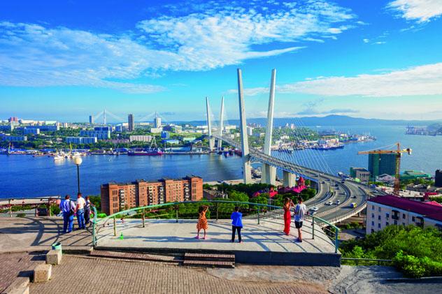 El puente Zolotoy de Vladivostok se abrió al tráfico en el 2012, Extremo oriente, Rusia © saiko3p / Shutterstock