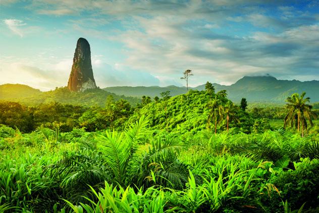 El pico Cão Grande, una torre de roca de 668 m, en la isla de Santo Tomé © Justin Foulkes / Lonely Planet