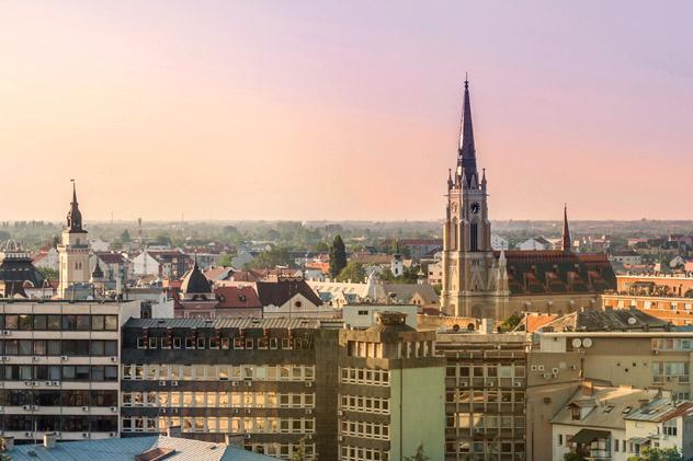 Vistas a la iglesia del Nombre de María, en Novi Sad, Serbia © vestica / Getty Images