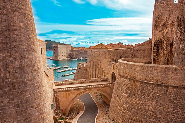 Ciudad vieja y puerto de Dubrovnik. © SchenpfDesign/Shutterstock