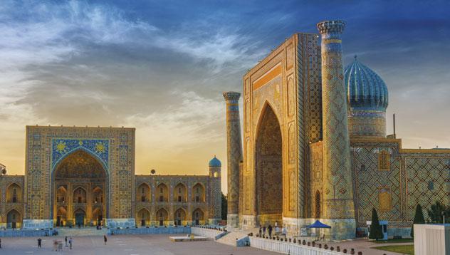 Plaza Registan en la ciudad de Samarcanda. © monticello/Shutterstock