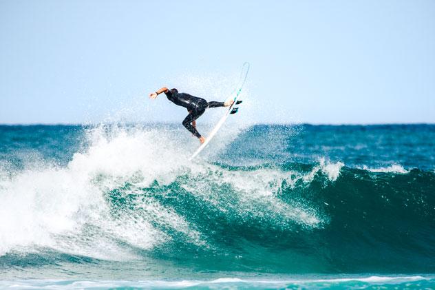 Surfista en Mundaka. © Alain Kiter/Shutterstock