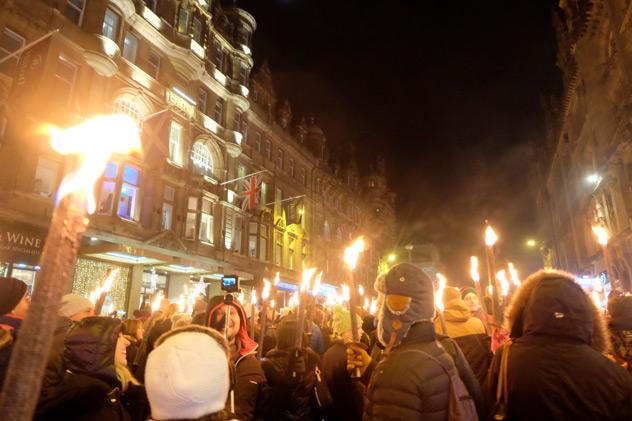 Procesiones de antorchas en Hogmanay.