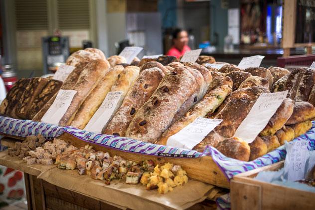 Pan recién horneado en el mercado de Ciudad del Cabo. © stephane lalevee/shutterstock