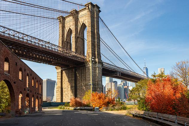 Perspectiva del puente desde el paseo ribereño de DUMBO, Brooklyn.