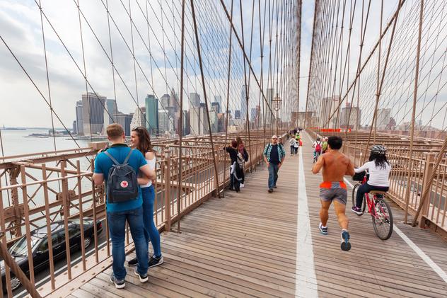 Peatones y ciclistas en el puente de Brooklyn.